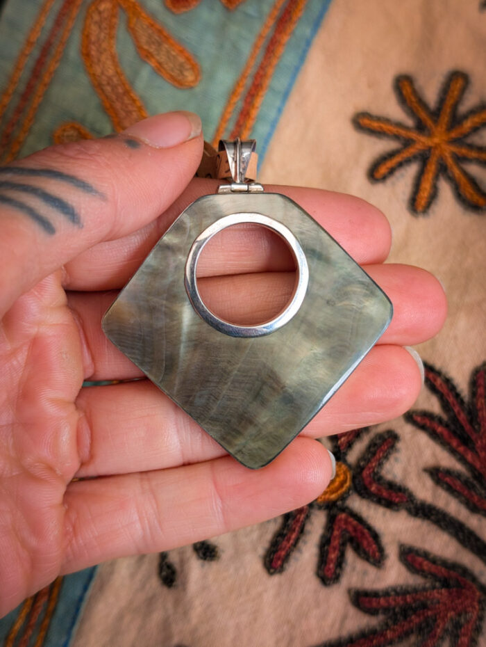 925 Silver Grey Shell Pendant - Image 5