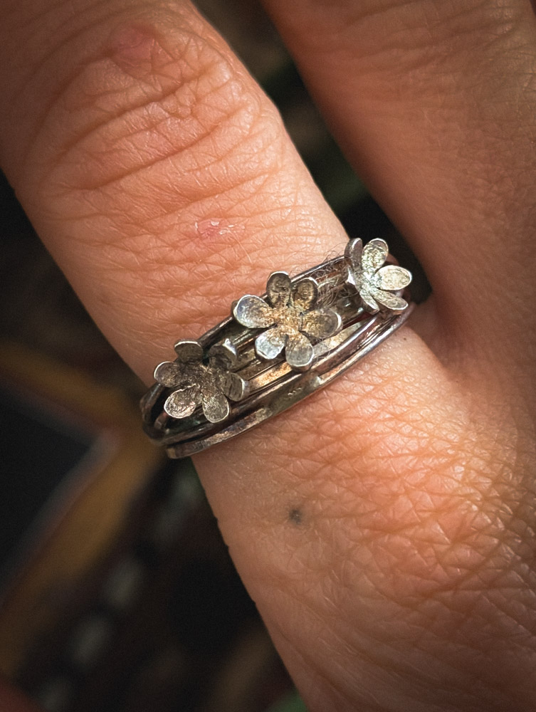 Preloved Silver Daisy Ring - Image 2