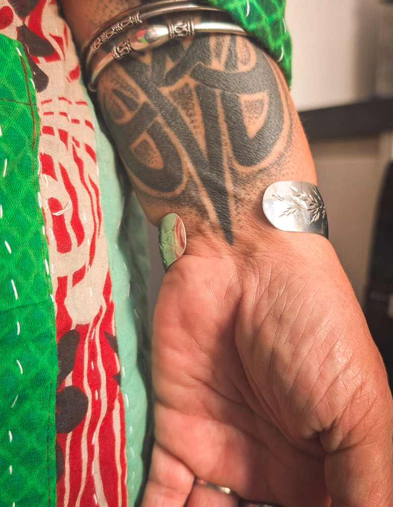 Vintage 1970s Diamond Etched 925 Cuff - Image 4