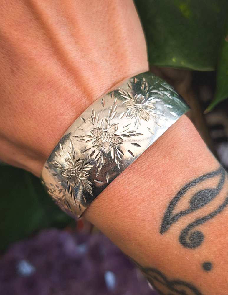 Vintage 1970s Diamond Etched 925 Cuff - Image 8